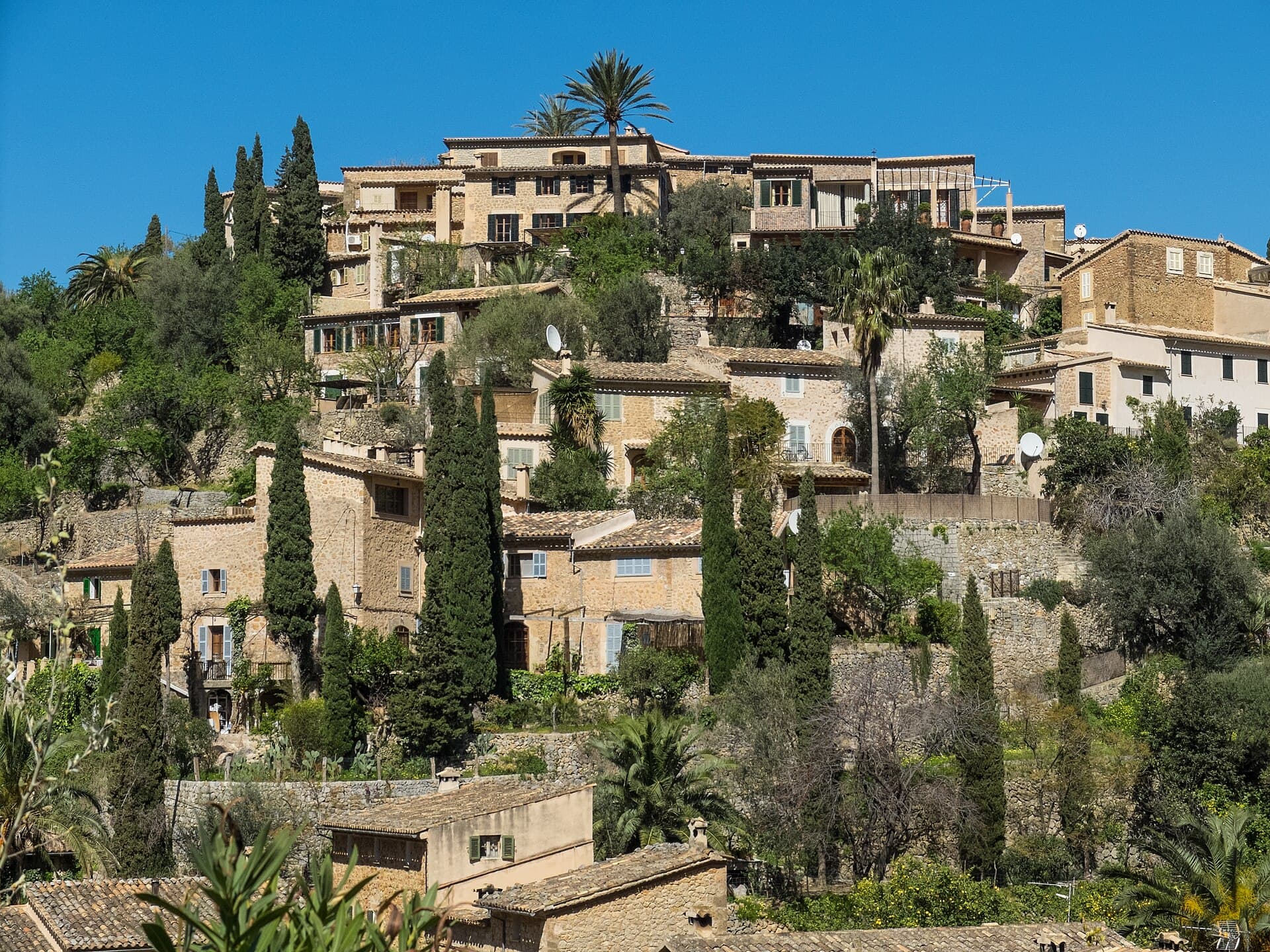 Stone houses of Deià climbing the hillside — Mallorca, Spain